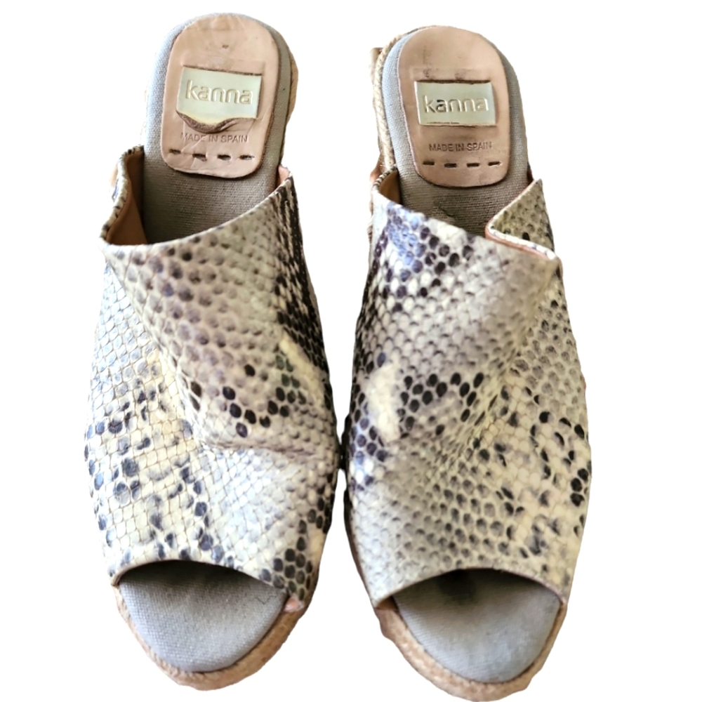 FREE W/$15+ PURCHASE. KANNA wedge slides. BUNDLE ITEM ONLY.
